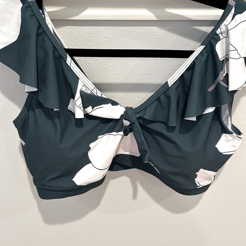 Green white floral ruffle top bikini with matching hipster bottoms size M